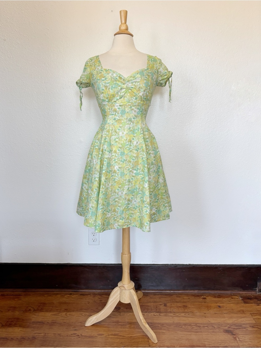 Vintage-Inspired Green Floral Fit & Flare Sweetheart Dress